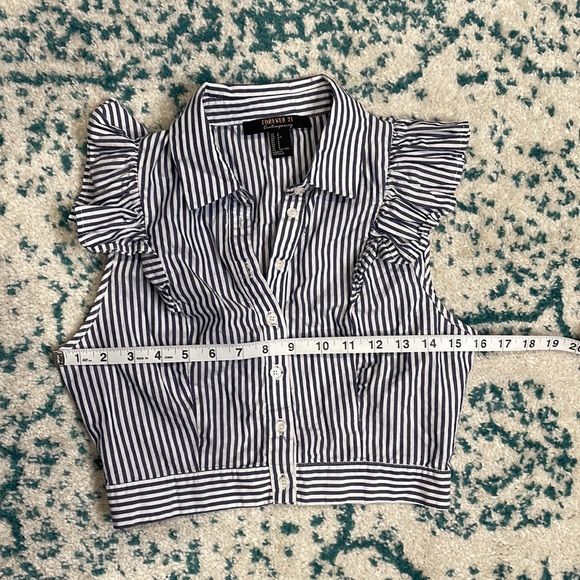 Forever 21 contemporary 100% cotton Striped Crop top with full button front - Picture 5 of 6